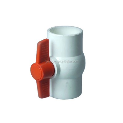 ASTM DIN стандартный белый PVC шаровой клапан всех размеров с 1,5 дюймовым размером и красной ручкой