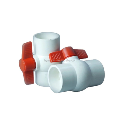 ASTM DIN стандартный белый PVC шаровой клапан всех размеров с 1,5 дюймовым размером и красной ручкой